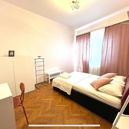 Downtown Unirii Square Private Economy Rooms With Shared Amenities Бухарест Екстер'єр фото