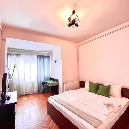 Downtown Unirii Square Private Economy Rooms With Shared Amenities Бухарест Екстер'єр фото
