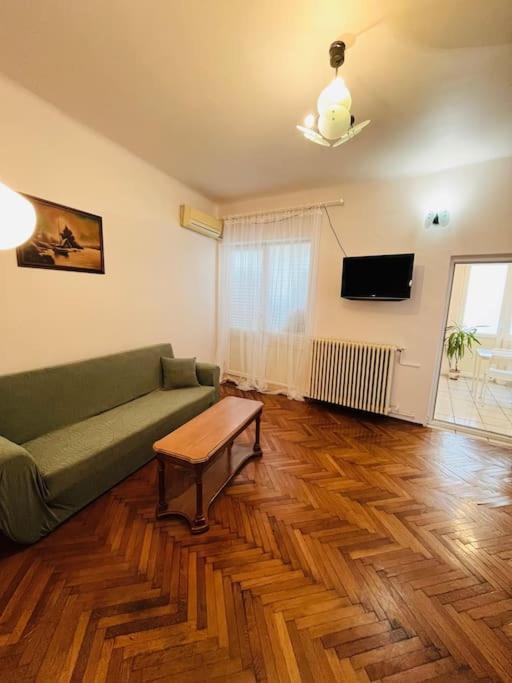 Downtown Unirii Square Private Economy Rooms With Shared Amenities Бухарест Екстер'єр фото