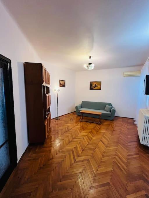Downtown Unirii Square Private Economy Rooms With Shared Amenities Бухарест Екстер'єр фото