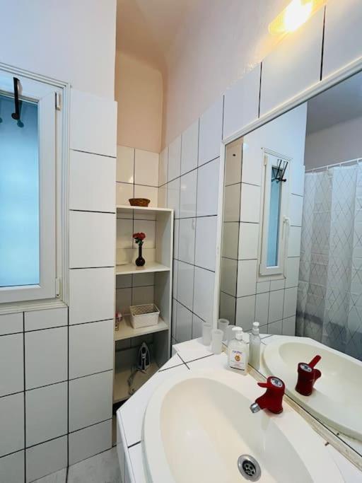 Downtown Unirii Square Private Economy Rooms With Shared Amenities Бухарест Екстер'єр фото
