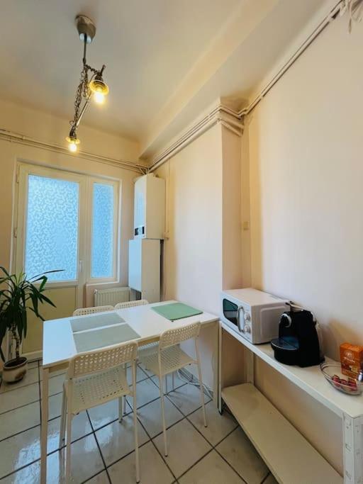 Downtown Unirii Square Private Economy Rooms With Shared Amenities Бухарест Екстер'єр фото