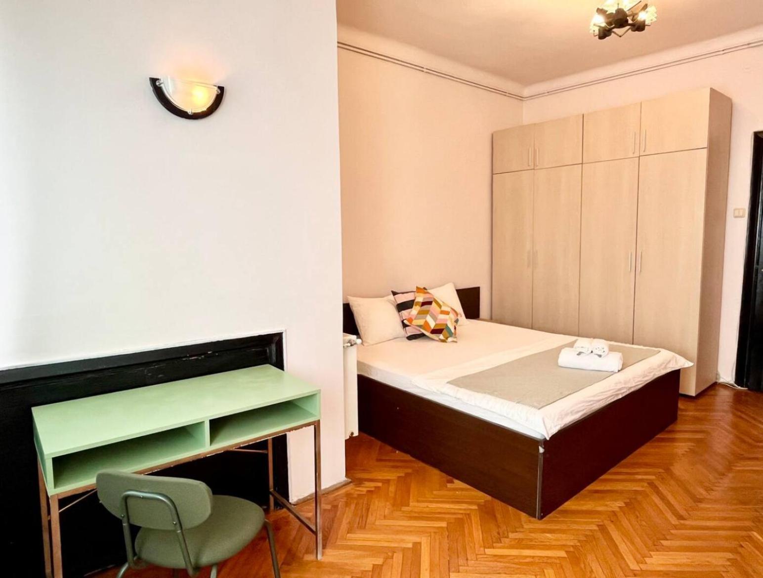 Downtown Unirii Square Private Economy Rooms With Shared Amenities Бухарест Екстер'єр фото