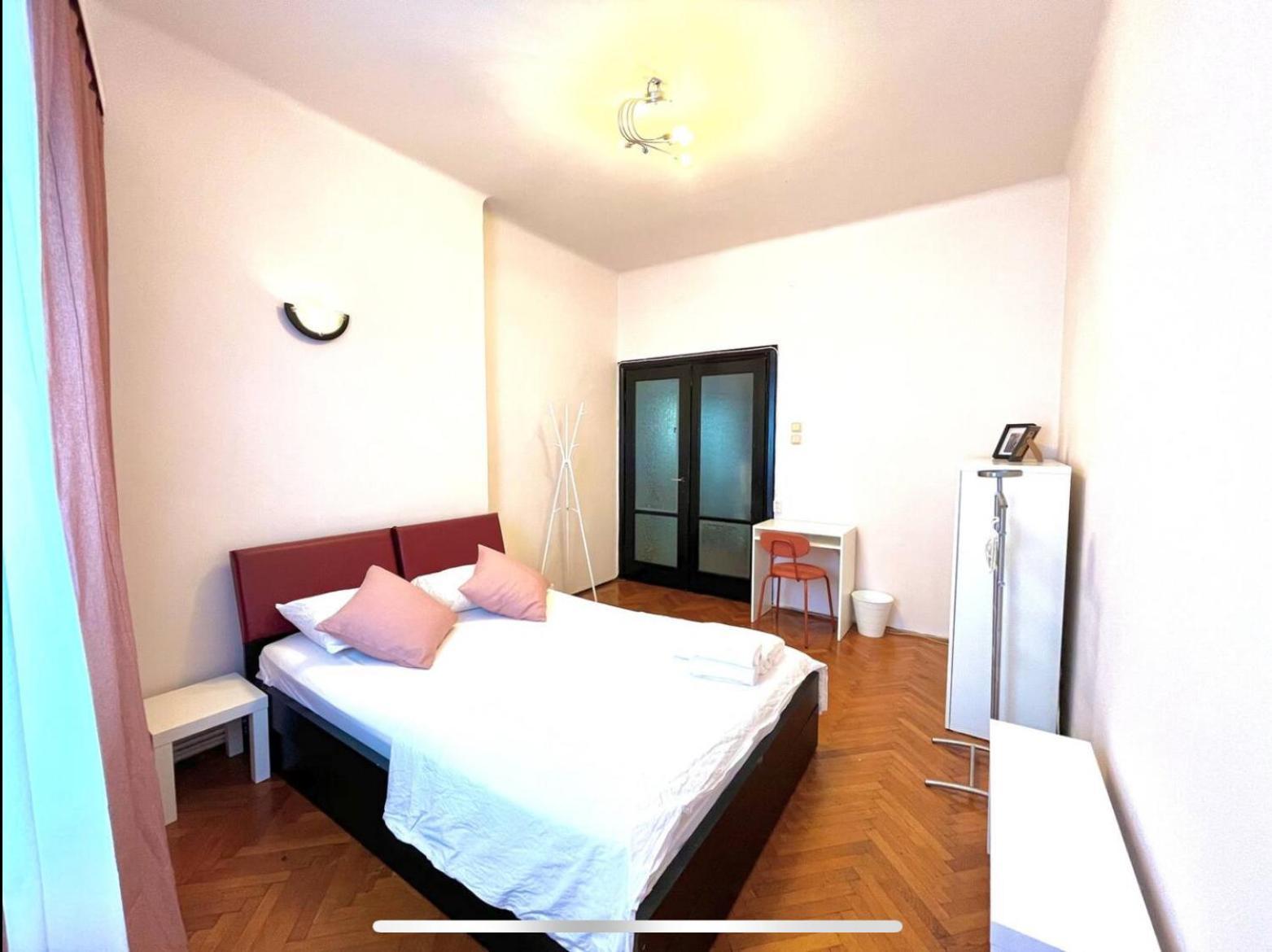 Downtown Unirii Square Private Economy Rooms With Shared Amenities Бухарест Екстер'єр фото