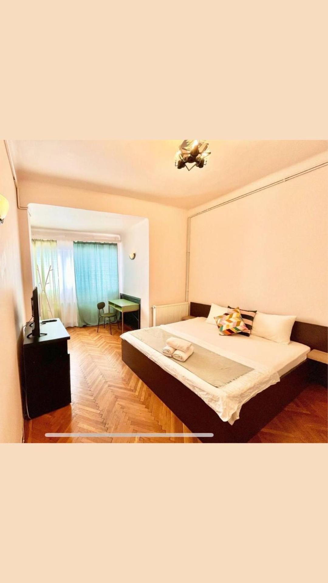 Downtown Unirii Square Private Economy Rooms With Shared Amenities Бухарест Екстер'єр фото