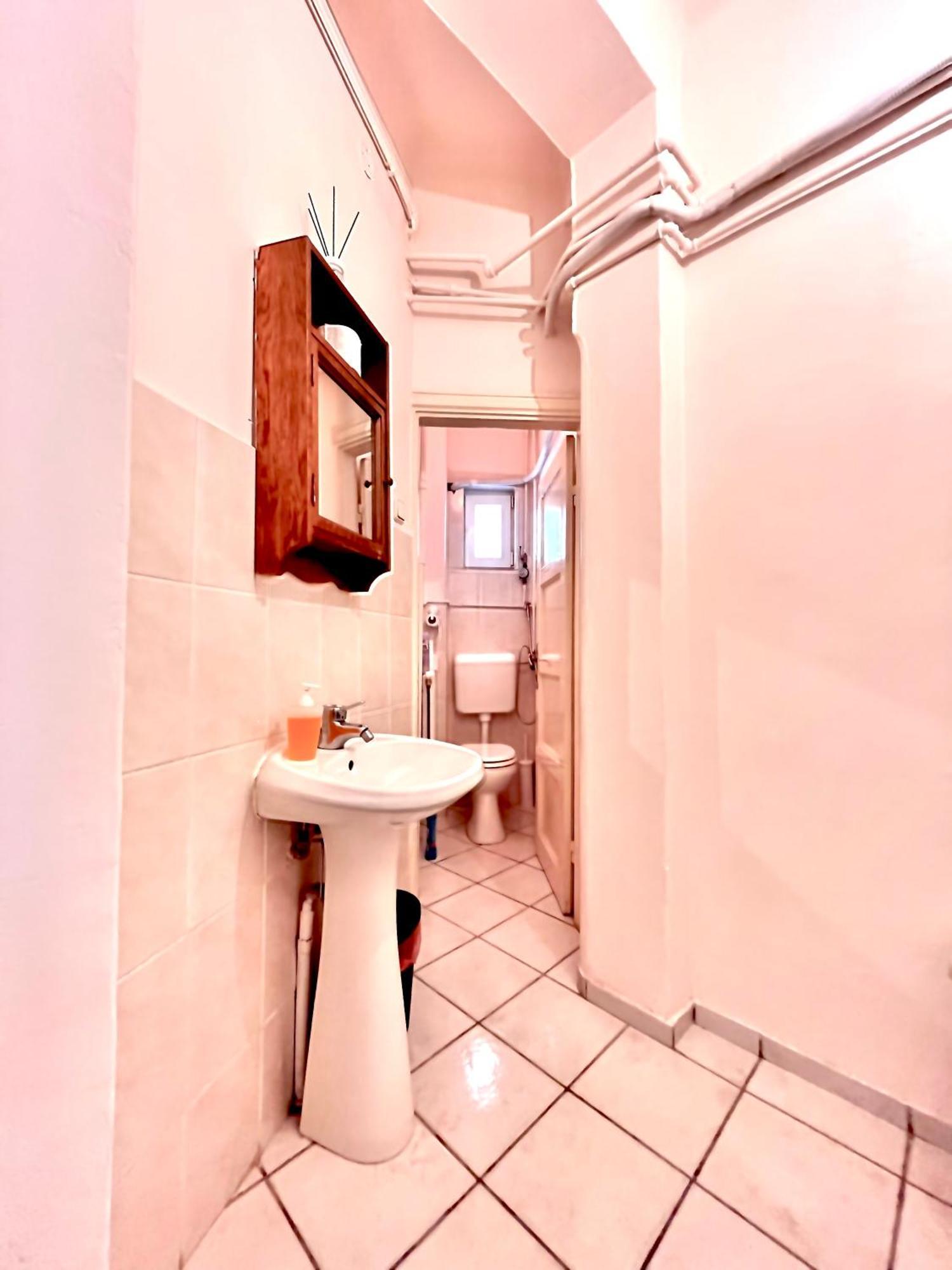 Downtown Unirii Square Private Economy Rooms With Shared Amenities Бухарест Екстер'єр фото