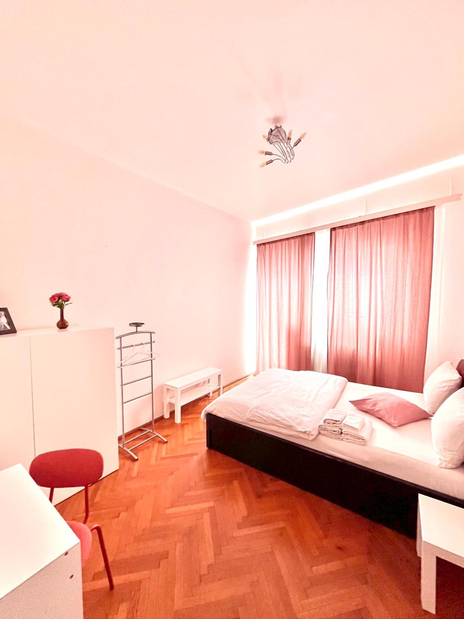 Downtown Unirii Square Private Economy Rooms With Shared Amenities Бухарест Екстер'єр фото