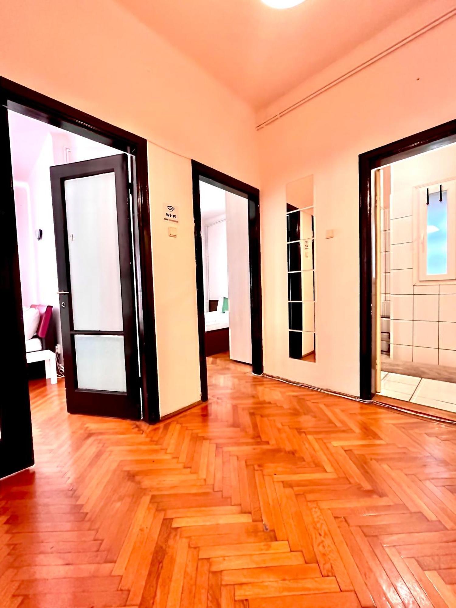 Downtown Unirii Square Private Economy Rooms With Shared Amenities Бухарест Екстер'єр фото