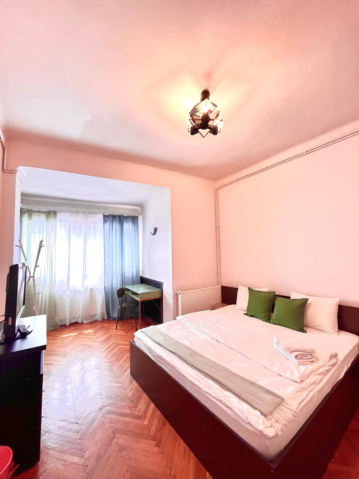 Downtown Unirii Square Private Economy Rooms With Shared Amenities Бухарест Екстер'єр фото